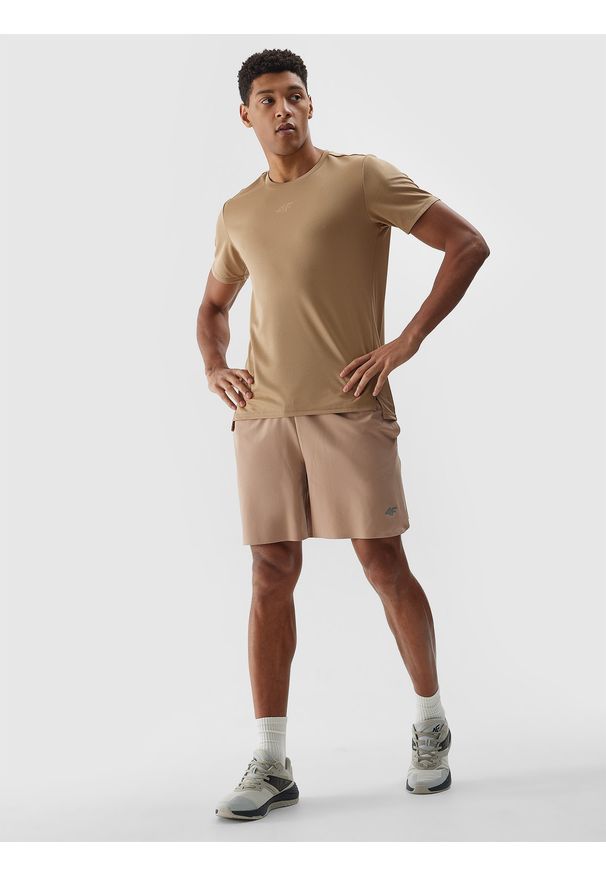 4f - 4F Spodenki treningowe szybkoschnące męskie - beżowe S. Kolor: beżowy. Materiał: dzianina, elastan, włókno, syntetyk, materiał. Długość: krótkie. Wzór: gładki, jednolity, ze splotem. Sport: fitness