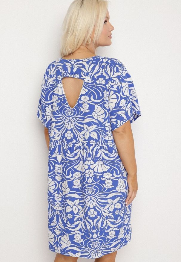 Born2be - Niebieska Pudełkowa Sukienka z Wiskozy w Kwiaty z Guzikami Liramiree. Okazja: na spacer, na co dzień, na imprezę. Kolor: niebieski. Materiał: wiskoza. Wzór: kwiaty. Typ sukienki: proste. Styl: casual, elegancki, klasyczny