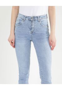 Unisono - Jeansy z dekoracyjną gwiazdką z tyłu. Materiał: jeans. Długość: długie