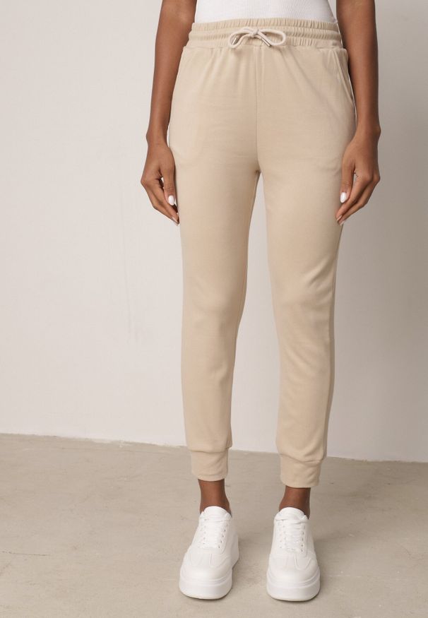 Born2be - Beżowy Komplet Dresowy Zasuwana Bluza z Kapturem i Spodnie Typu Jogger Nedisare. Kolor: beżowy. Materiał: dresówka