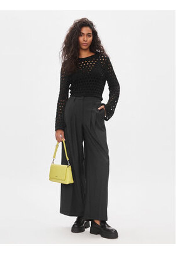 only - ONLY Sweter Emina 15309502 Czarny Regular Fit. Kolor: czarny. Materiał: syntetyk, bawełna