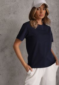 Renee - Granatowy Bawełniany T-shirt Ozdobiony po Bokach Rozcięciami Brinelle. Kolor: niebieski. Materiał: bawełna. Wzór: aplikacja. Sezon: lato. Styl: sportowy, elegancki #1