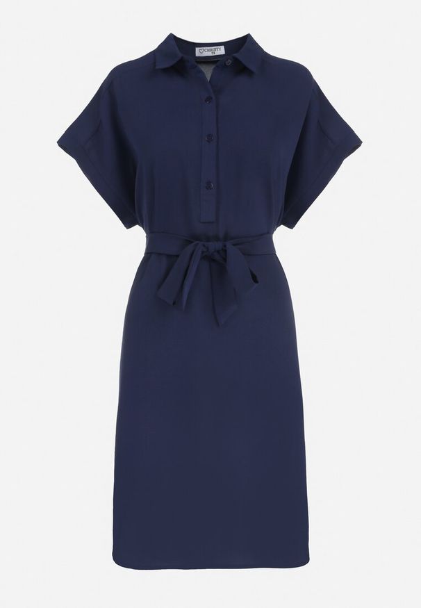 Born2be - Granatowa Koszulowa Sukienka z Krótkim Rękawem i Wiązaniem w Pasie Mistie. Kolekcja: plus size. Kolor: niebieski. Materiał: materiał. Długość rękawa: krótki rękaw. Wzór: gładki. Sezon: wiosna, lato. Typ sukienki: koszulowe. Długość: midi