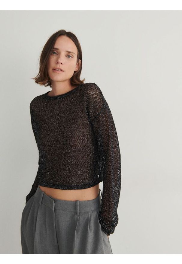 Reserved - Sweter z metalizowaną nitką - czarny. Kolor: czarny. Materiał: dzianina, wiskoza. Długość: krótkie. Wzór: ażurowy