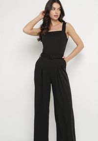 Born2be - Czarny Taliowany Kombinezon z Ozdobnym Paskiem i Klamrą Doloriela. Kolor: czarny. Styl: elegancki #6