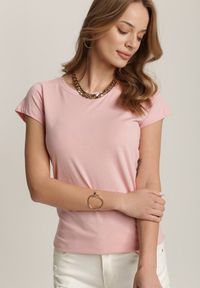 Renee - Jasnoróżowy T-shirt Cheriwai. Kolor: różowy. Długość rękawa: krótki rękaw. Długość: krótkie. Wzór: jednolity, bez wzorów, nadruk. Styl: klasyczny #3
