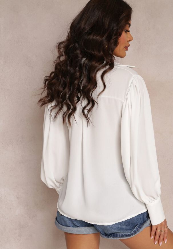 Renee - Biała Koszula z Marszczeniem i Szerokim Rękawem Vomier. Kolor: biały. Materiał: tkanina. Styl: elegancki