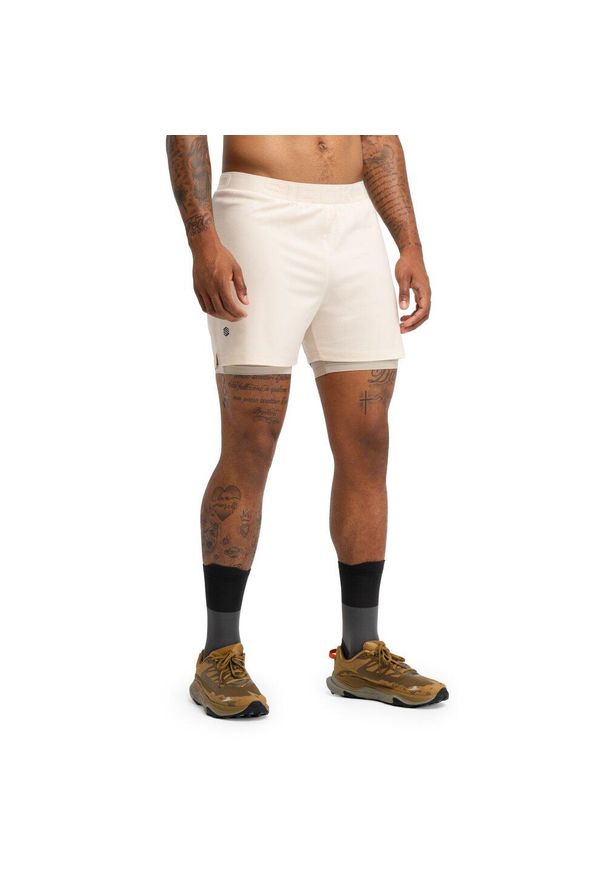 SIROKO - Męskie krótkie spodenki do biegania w terenie 2 w 1 Trekking Siroko Overland S. Kolor: beżowy. Materiał: tkanina. Długość: krótkie. Sport: turystyka piesza