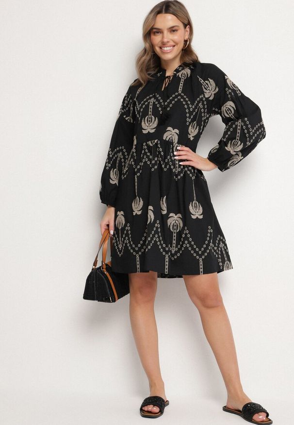 Born2be - Czarna Sukienka z Bawełny Ozdobiona Haftem w Palmy Zeliova. Okazja: na co dzień. Kolor: czarny. Materiał: bawełna. Wzór: aplikacja, haft. Typ sukienki: proste. Styl: casual, elegancki