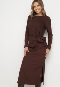 Born2be - Brązowa Taliowana Sukienka z Ozdobnym Wiązaniem i Rozcięciami Esilda. Okazja: na co dzień, na spotkanie biznesowe. Kolor: brązowy. Styl: biznesowy, klasyczny, casual, elegancki #2