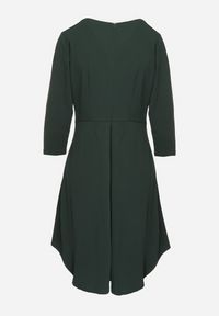 Born2be - Zielona Trapezowa Sukienka z Dłuższym Tyłem Gemirina. Okazja: na co dzień. Kolor: zielony. Typ sukienki: trapezowe. Styl: casual #4