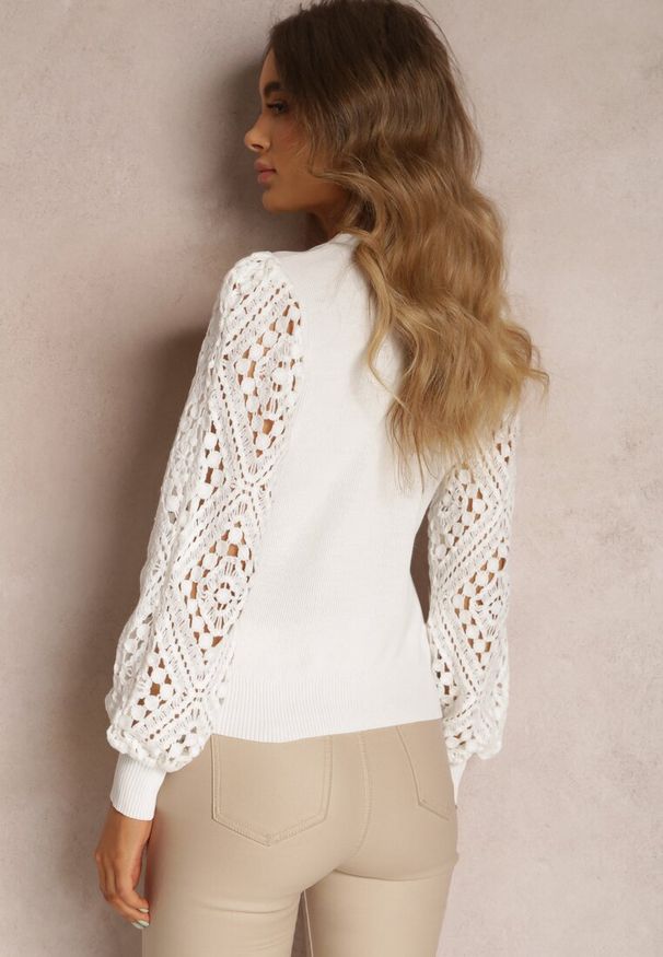 Renee - Biały Kardigan z Ażurowymi Rękawami Leiri. Okazja: na co dzień. Typ kołnierza: dekolt w kształcie V. Kolor: biały. Materiał: dzianina, jeans, wiskoza. Wzór: ażurowy. Styl: casual
