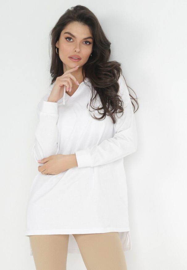 Born2be - Biała Nierozpinana Bluza z Kapturem i Przedłużonym Tyłem Cynathia. Okazja: na co dzień. Typ kołnierza: kaptur. Kolor: biały. Styl: casual