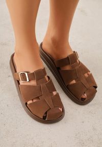 Born2be - Ciemnobrązowe Klapki z Paskami i Kwadratową Sprzączką Olyndar. Okazja: na co dzień. Kolor: brązowy. Materiał: jeans. Sezon: lato. Styl: casual #2