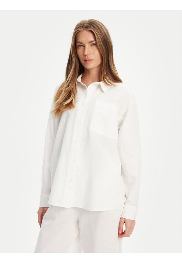 Mustang Koszula Willow 1016575 Biały Relaxed Fit. Kolor: biały. Materiał: bawełna