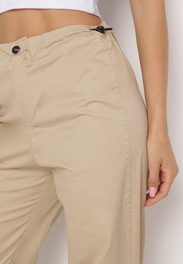 Born2be - Beżowe Szerokie Spodnie ze Stoperami Dalfo. Kolor: beżowy