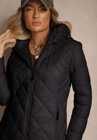 Renee - Czarna Kurtka Pikowana o Długim Kroju z Kapturem Erivana. Okazja: na co dzień. Typ kołnierza: kaptur. Kolor: czarny. Materiał: jeans. Długość: długie. Styl: casual, elegancki #4
