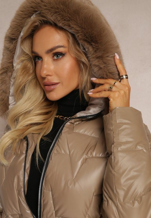 Renee - Ciemnobeżowa Pikowana Kurtka z Futerkiem Przy Kapturze Paelina. Kolor: beżowy. Materiał: futro. Wzór: geometria