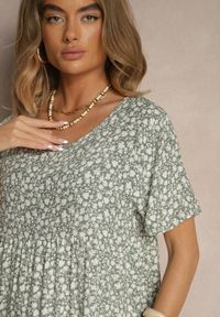 Renee - Zielona Rozkloszowana Sukienka z Bawełną w Kwiaty Mevazia. Okazja: na co dzień. Kolor: zielony. Materiał: bawełna. Wzór: kwiaty. Typ sukienki: proste. Styl: casual #4