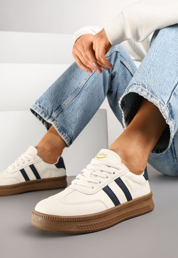 Born2be - Beżowo-Granatowe Sneakersy w Stylu Tenisówek z Paskami na Boku Saliena. Okazja: na co dzień. Zapięcie: pasek. Kolor: beżowy. Materiał: skóra, jeans