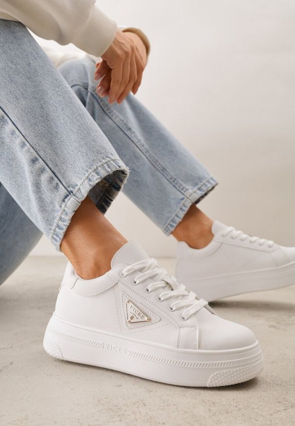 Renee - Białe Chunky Sneakersy VICES na Platformie z Ozdobą w Kształcie Gwiazdki Anatale. Okazja: na co dzień. Kolor: biały. Wzór: aplikacja. Obcas: na platformie