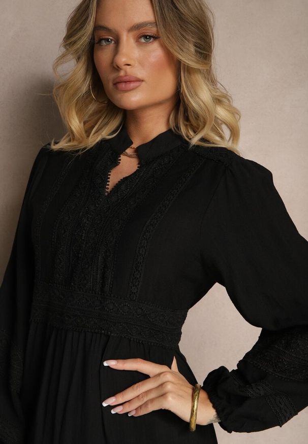 Renee - Czarna Rozkloszowana Sukienka z Wiskozy w Stylu Boho z Koronką i Gumką Gonalien. Okazja: na co dzień. Typ kołnierza: dekolt w kształcie V. Kolor: czarny. Materiał: wiskoza, koronka. Wzór: koronka. Sezon: lato, wiosna. Styl: boho