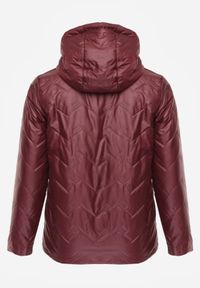 Born2be - Czerwona Pikowana Kurtka Przejściowa o Prostym Kroju z Kapturem Vimoris. Okazja: na spacer, na co dzień. Typ kołnierza: kaptur. Kolekcja: plus size. Kolor: czerwony. Materiał: poliester, jeans. Styl: casual, elegancki #2