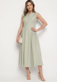 Born2be - Zielona Wiskozowa Sukienka o Rozkloszowanym Kroju Lirice. Okazja: na co dzień. Kolor: zielony. Materiał: wiskoza. Typ sukienki: proste. Styl: klasyczny, elegancki, casual