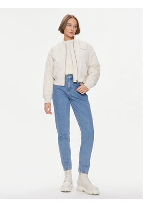 Tommy Jeans Kurtka bomber Classics DW0DW17240 Beżowy Regular Fit. Kolor: beżowy. Materiał: syntetyk