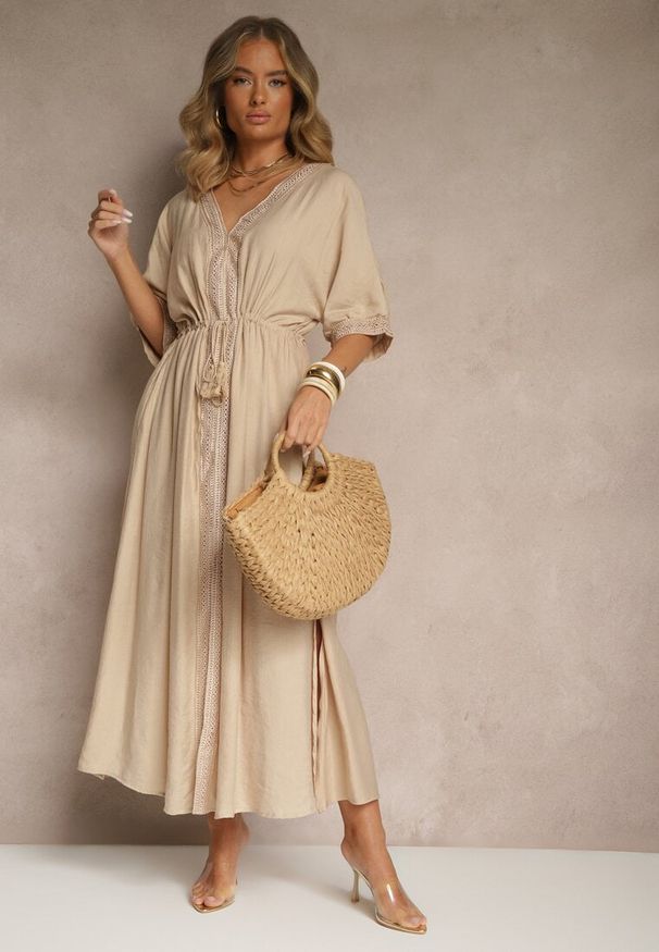 Renee - Beżowa Sukienka z Wiskozy Ozdobiona Ażurowymi Wstawkami Aloviana. Okazja: na co dzień. Typ kołnierza: dekolt w kształcie V. Kolor: beżowy. Materiał: wiskoza. Wzór: ażurowy, aplikacja. Sezon: lato. Styl: casual, elegancki