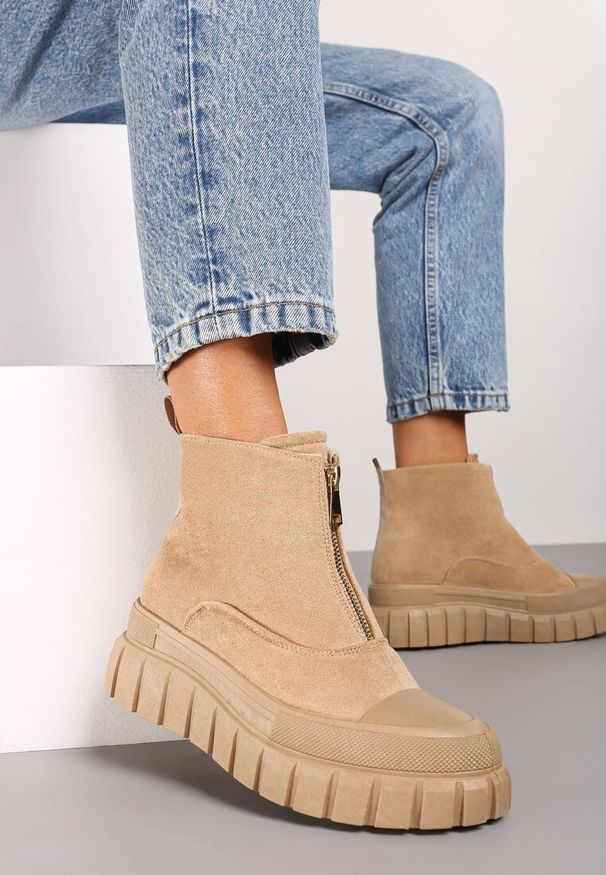 Born2be - Ciemnobeżowe Botki na Grubej Podeszwie z Ekozamszu Berilara. Okazja: na co dzień. Zapięcie: zamek. Kolor: beżowy. Materiał: jeans. Styl: casual, elegancki, street