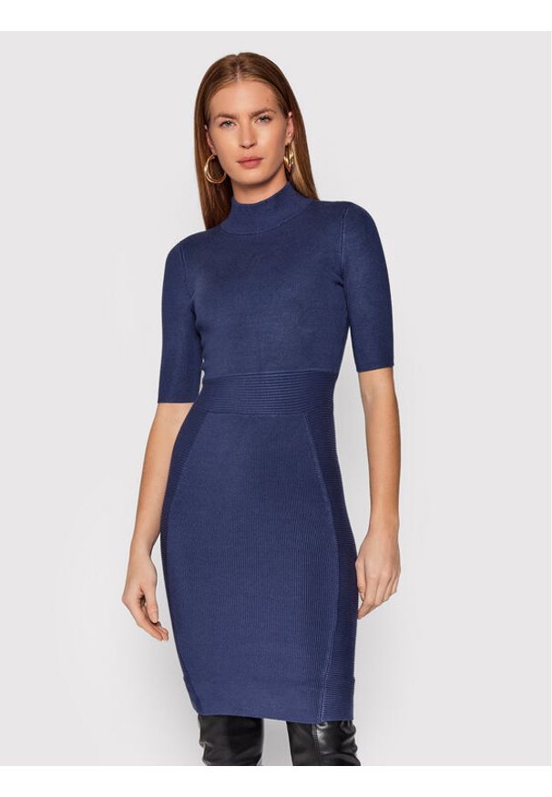 Sukienka dzianinowa Guess. Kolor: niebieski. Materiał: dzianina