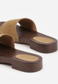 Renee - Ciemnobeżowe Klapki z Nitami po Bokach Xerxathan. Okazja: na co dzień. Kolor: beżowy. Styl: casual #5