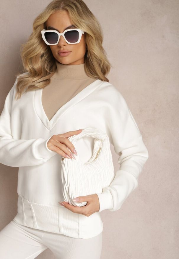 Renee - Biała Bawełniana Bluza z Trójkątnym Dekoltem Hydralia. Typ kołnierza: dekolt w serek. Kolor: biały. Materiał: bawełna. Długość rękawa: długi rękaw. Długość: długie