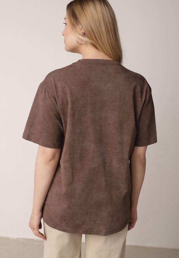 Born2be - Brązowy T-shirt z Bawełny o Kroju Oversize z Napisem Orinvyra. Okazja: na co dzień, na spotkanie biznesowe, do pracy. Kolor: brązowy. Materiał: bawełna. Wzór: napisy. Styl: biznesowy, casual, elegancki