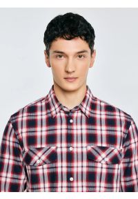 Big-Star - Koszula męska bawełniana w kratę czerwona Koliserson 603. Typ kołnierza: kołnierzyk klasyczny. Kolor: czerwony. Materiał: bawełna. Wzór: aplikacja, jodełka. Styl: klasyczny, elegancki #5