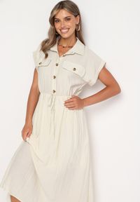 Born2be - Beżowa Wiskozowa Rozkloszowana Sukienka z Gumką w Talii Ozdobiona Guzikami Lemvia. Okazja: na spotkanie biznesowe. Kolor: beżowy. Materiał: wiskoza. Wzór: aplikacja. Typ sukienki: sportowe, rozkloszowane. Styl: sportowy, biznesowy, klasyczny, elegancki #2