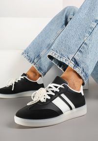 Born2be - Czarne Sneakersy w Stylu Klasycznych Tenisówek z Perłowym Zdobieniem Nalarie. Okazja: na co dzień. Kolor: czarny. Materiał: jeans. Szerokość cholewki: normalna. Wzór: aplikacja. Obcas: na płaskiej podeszwie #4