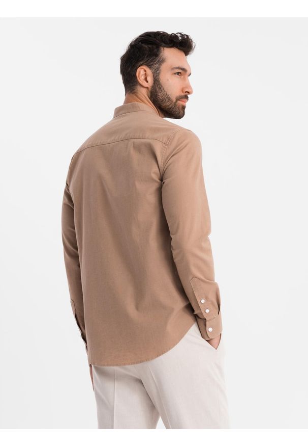 Ombre Clothing - Lniana koszula męska ze stójką i kieszenią REGULAR FIT – jasnobrązowa V7 OM-SHCS-0161 - XXL. Okazja: na co dzień. Typ kołnierza: kołnierzyk stójkowy. Kolor: brązowy. Materiał: len. Długość rękawa: długi rękaw. Długość: długie. Sezon: lato, wiosna. Styl: casual