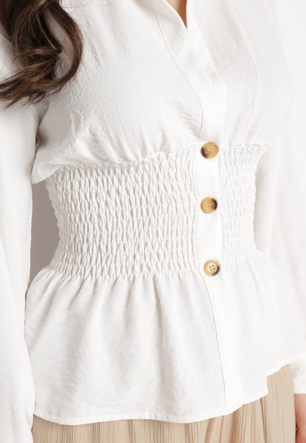 Born2be - Biała Koszula z Elastyczną Talią i Klasycznym Kołnierzykiem Asnida. Typ kołnierza: kołnierzyk klasyczny. Kolor: biały. Styl: klasyczny