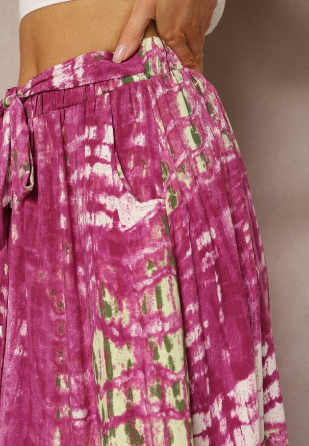 Renee - Ciemnofioletowa Rozkloszowana Spódnica z Wiskozy z Nieodpinanymi Ozdobnymi Guzikami Zafina. Okazja: na co dzień. Kolor: fioletowy. Materiał: wiskoza. Styl: casual, elegancki