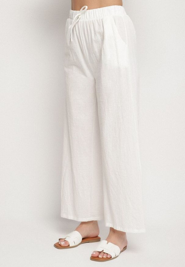 Born2be - Biały Komplet Bawełniany Koszulka bez Rękawów z Guzikami Spodnie z Gumką w Pasie Juliancella. Kolor: biały. Materiał: bawełna