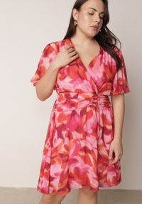 Born2be - Różowa Sukienka w Abstrakcyjny Wzór z Marszczeniem Aniles. Okazja: na co dzień. Kolor: różowy. Materiał: jeans, poliester. Typ sukienki: proste. Styl: casual, elegancki #3