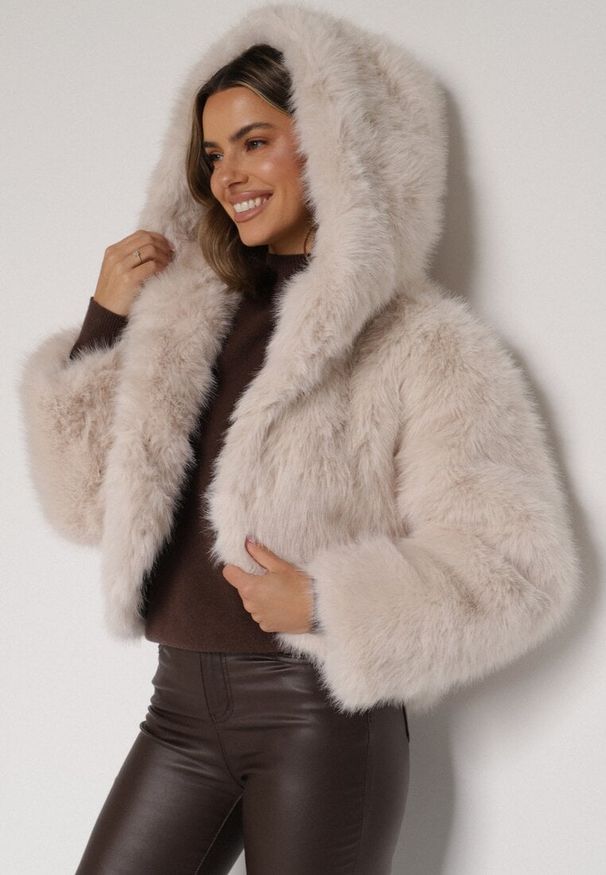 Born2be - Beżowa Futrzana Kurtka z Nieodpinanym Kapturem Zetena. Kolor: beżowy. Materiał: futro. Styl: elegancki, klasyczny