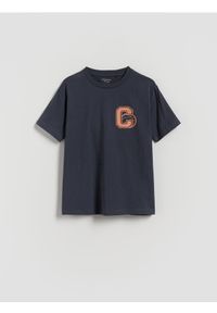 Reserved - Bawełniany t-shirt z nadrukiem - granatowy. Kolor: niebieski. Materiał: bawełna. Wzór: nadruk