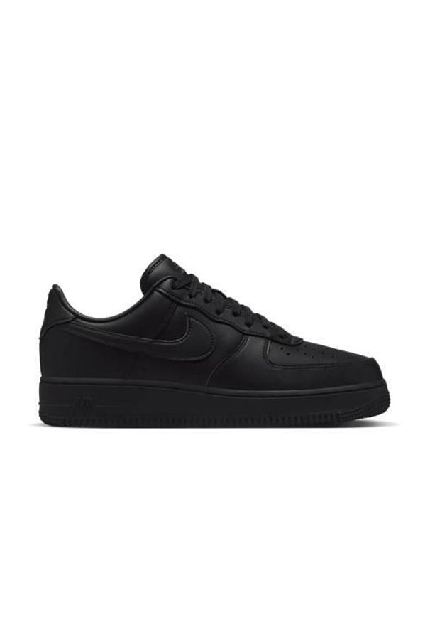 Buty do chodzenia męskie Nike Air Force 1 07. Zapięcie: sznurówki. Kolor: czarny. Materiał: guma, syntetyk, materiał. Szerokość cholewki: normalna. Model: Nike Air Force. Sport: turystyka piesza