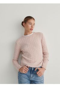 Reserved - Sweter o warkoczowym splocie - różowy. Kolor: różowy. Materiał: dzianina, wiskoza. Wzór: ze splotem #1