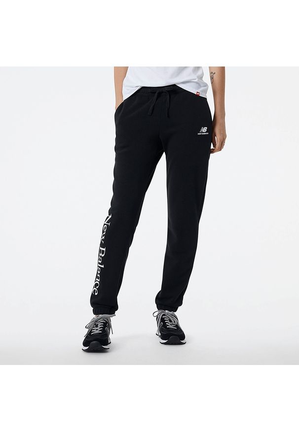 Spodnie New Balance WP21508BK – czarne. Kolor: czarny. Materiał: dresówka, materiał. Wzór: napisy. Styl: sportowy, klasyczny, elegancki
