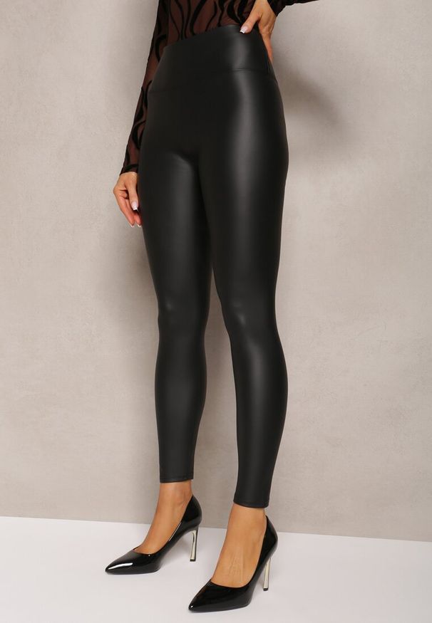Renee - Czarne Legginsy z Imitacji Skóry z Regularną Talią i Szerokim Pasem w Biodrach Idrissa. Kolor: czarny. Materiał: skóra