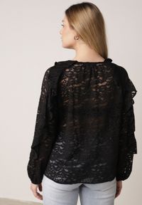 Born2be - Czarna Bluzka z Koronki Ozdobiona Falbankami Sewola. Typ kołnierza: kołnierz z falbankami. Kolor: czarny. Materiał: koronka. Wzór: aplikacja, koronka. Styl: elegancki #4